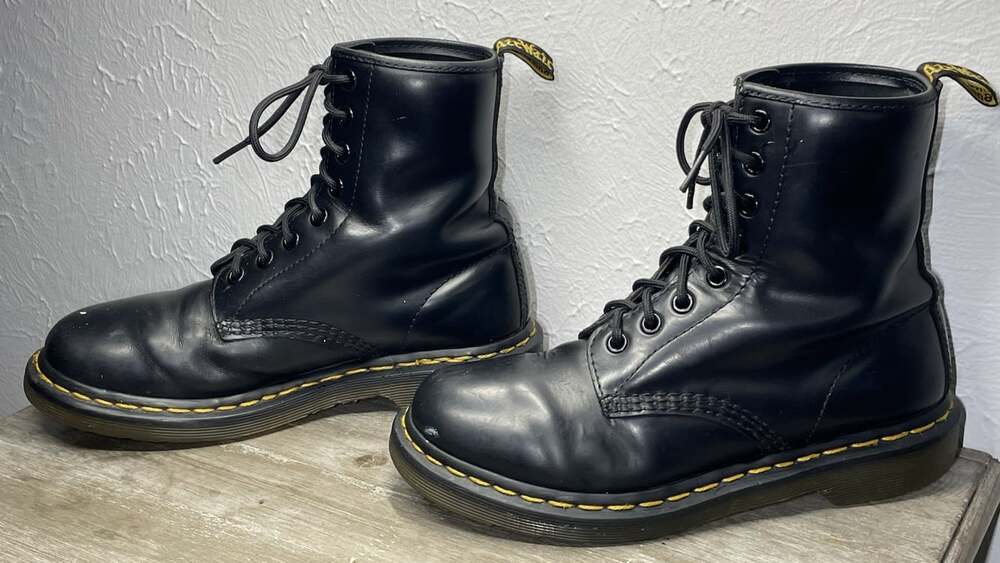 Dr Doc Martens 1460 Womens 7 Black Smooth Leather 8 Eye Combat Boots Punk Goth